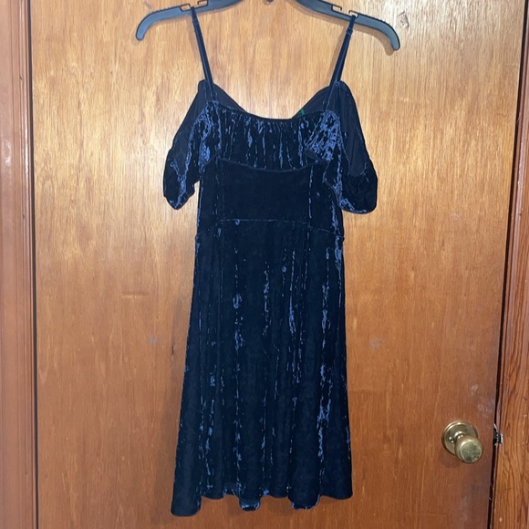•AMERICAN EAGLE OUTFITTERS•NAVY RUFFLE VELVET/VELOUR COLD SHOULDER  DRESS MEDIUM - Picture 11 of 13